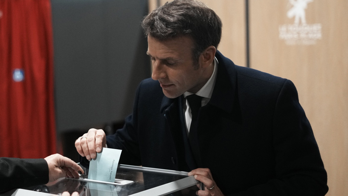 Emmanuel Macron francia elnök leadja voksát a francia elnökválasztás első fordulójában az észak-franciaországi Le Touquet egyik  szavazóhelyiségében 2022. április 10-én.