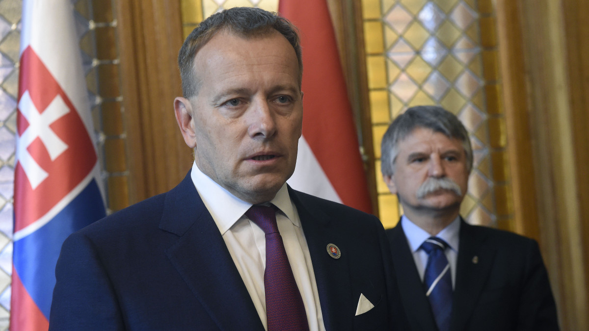 Kövér László házelnök (j) és vendége, Boris Kollár szlovák házelnök (b) az Országház Pázmándy Dénes termében 2020. június 30-án.