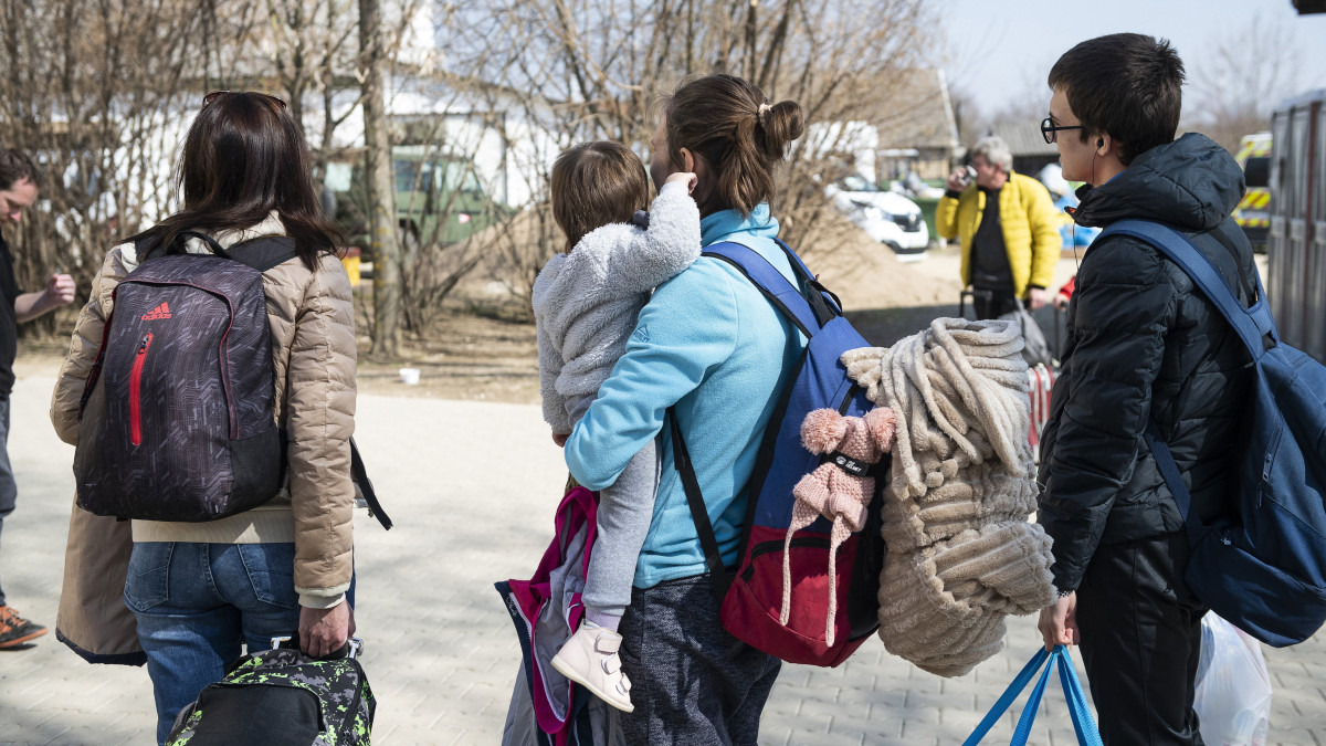 Az orosz-ukrán háború elől Ukrajnából menekülő emberek a beregsurányi polgármesteri hivatalból kialakított segítségponton 2022. március 24-én.