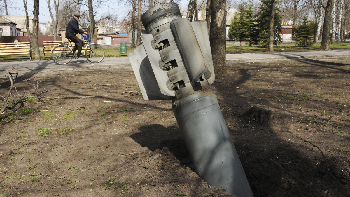 Földbe fúródott rakéta a Harkiv közelében lévő Csuhuivban 2022. április 8-án.