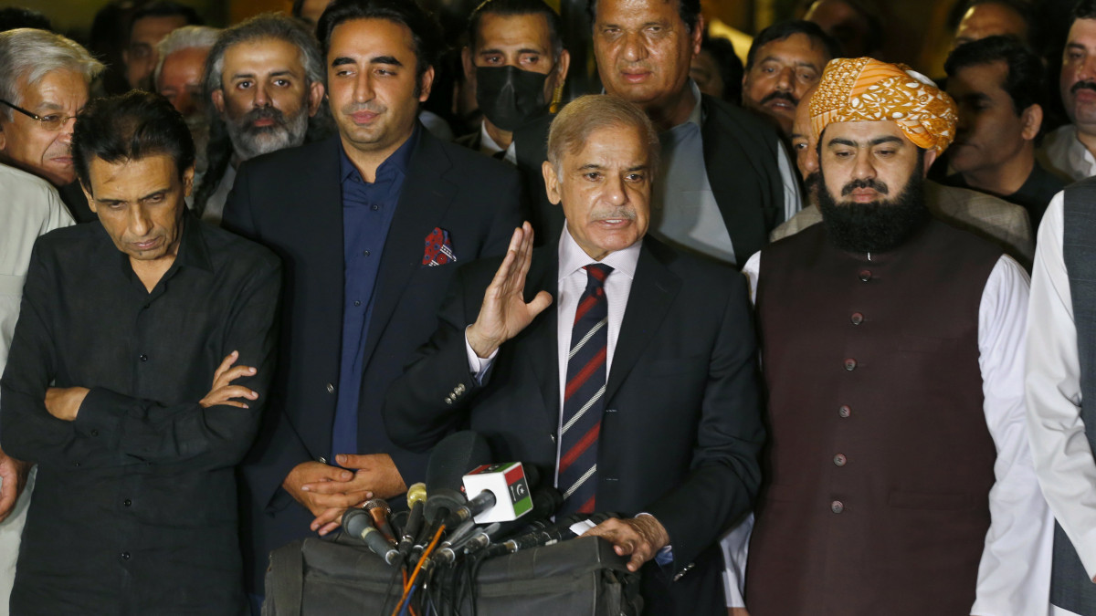 2017. április 7-én készült kép Sehbaz Sarifről, a pakisztáni parlamenti alsóház ellenzékének vezetőjéről Iszlámábádban. A pakisztáni miniszterelnöki tisztségre Sehbaz Sarif a legesélyesebb azt követően, hogy a parlament megvonta a bizalmat Imran Hán miniszterelnöktől 2022. április 9-én. A több mint 220 milliós lakosságú ország 75 éves történelme alatt egyetlen miniszterelnök sem töltötte ki ötéves ciklusát.