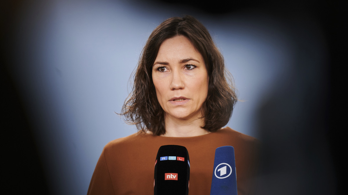 Anne Spiegel szövetségi családügyi miniszter sajtótájékoztatót tart Berlinben 2022. április 10-én, amelyen bejelentette lemondását.