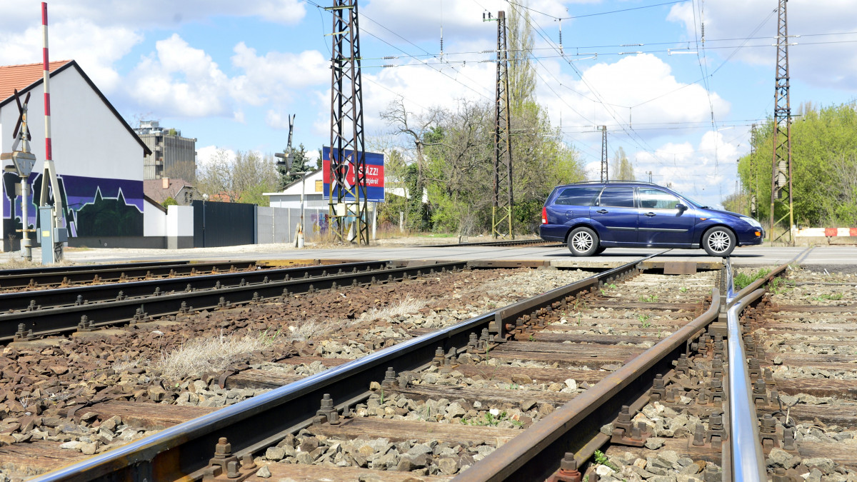 Autó halad át a vasúti átjárón a XV. kerületi Szerencs utca és Elem utca kereszteződésénél 2022. április 11-én. A vasúti átkelőkben történt balesetek számának drasztikus növekedése miatt a MÁV figyelemfelkeltő vasútbiztonsági kampányt indít.