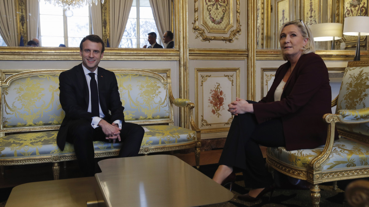 Emmanuel Macron francia elnök (b) fogadja Marine Le Pent, a Nemzeti Tömörülés francia ellenzéki párt elnökét a Franciaországot érintő legfontosabb társadalmi és gazdasági kérdésekről január 15-én kezdett országos vitasorozat keretében a párizsi államfői rezidencián, az Elysée-palotában 2019. február 6-án. Macron népszavazás kiírását tervezi a kormány adó- és gazdaságpolitikája ellen több mint két hónapja tiltakozó sárgamellényesek követeléseiről.