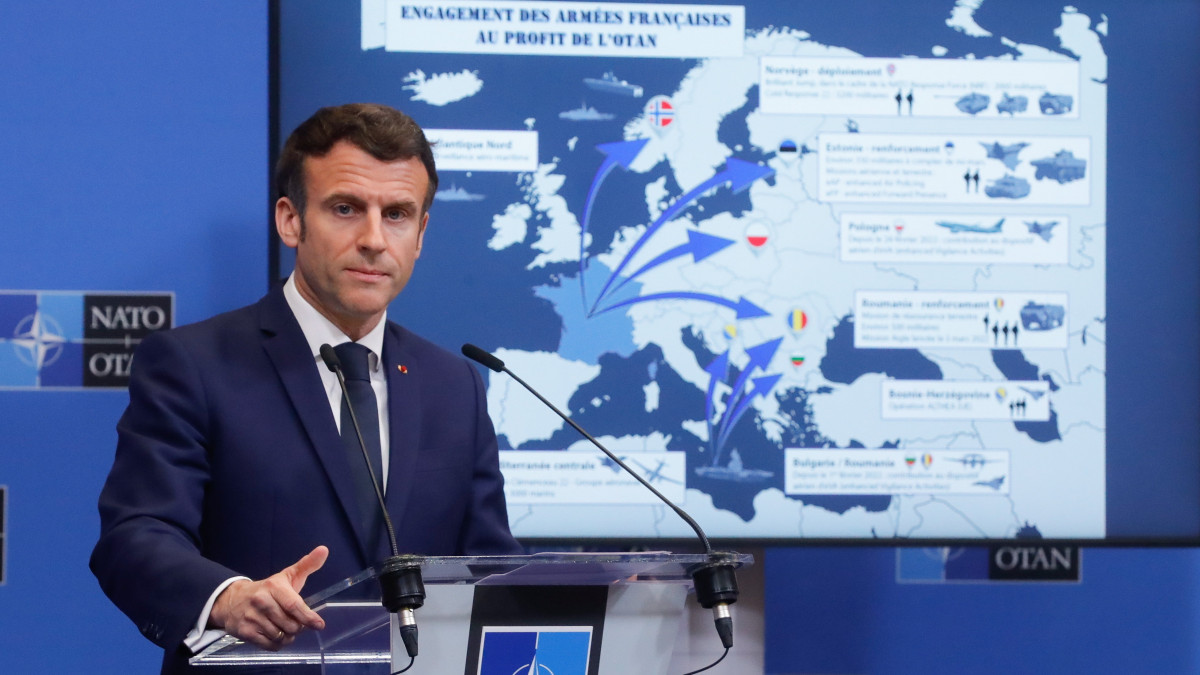 Emmanuel Macron francia elnök nyilatkozik a sajtó képviselőinek a világ iparilag legfejlettebb hét államát tömörítő csoport, a G7 vezetőinek a csúcstalálkozója után Brüsszelben 2022. március 24-én.