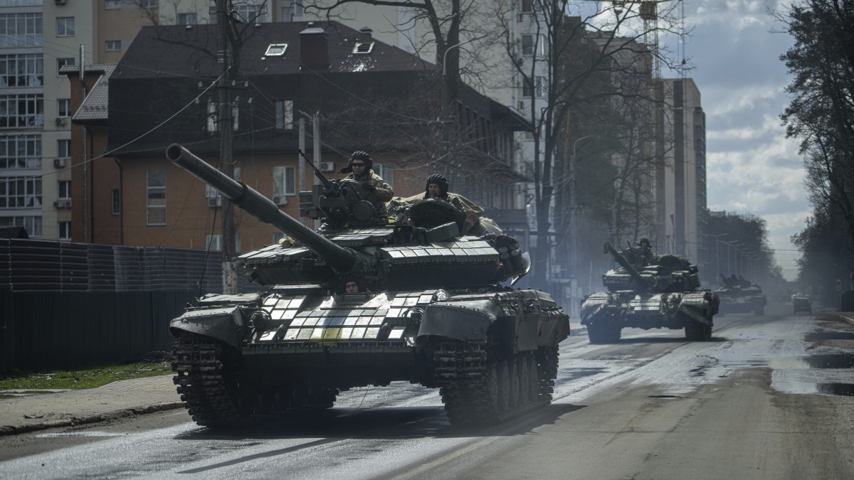 Ukrán harcjárművek a Kijev közelében lévő Irpinyben 2022. április 11-én.
