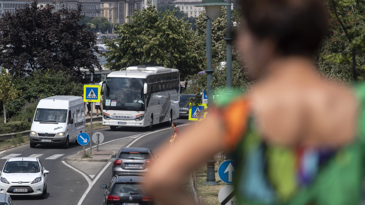 Turistákat szállító busz a Lánchídnál, a Széchenyi téren 2018. július 27-én.