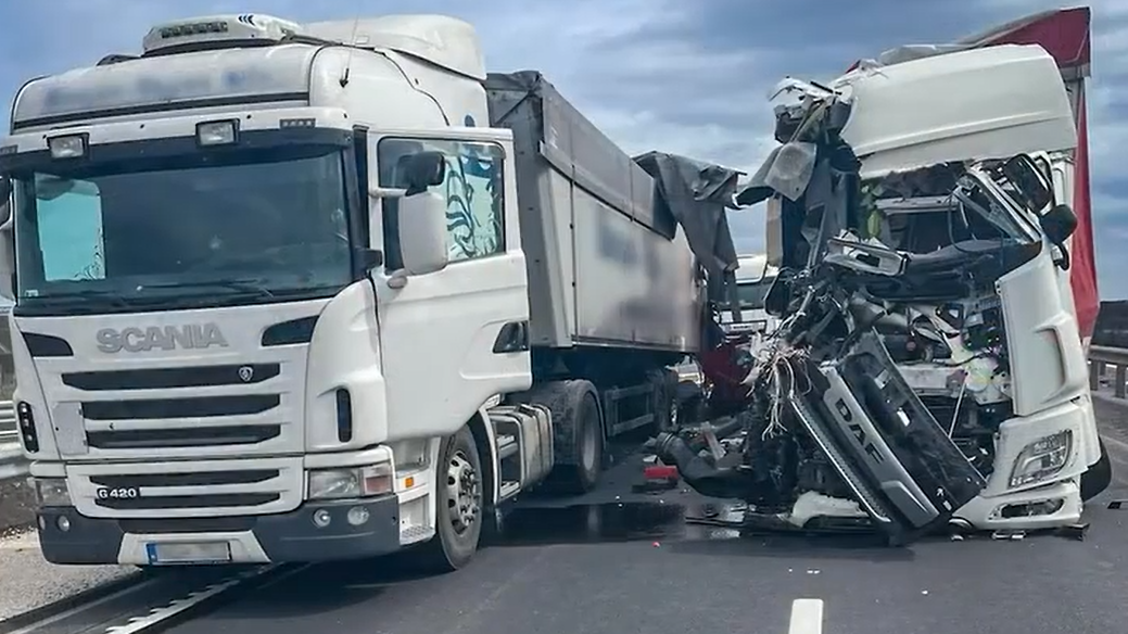 Fékezés nélkül szállt bele a szabálytalankodó kamionba egy másik – videó