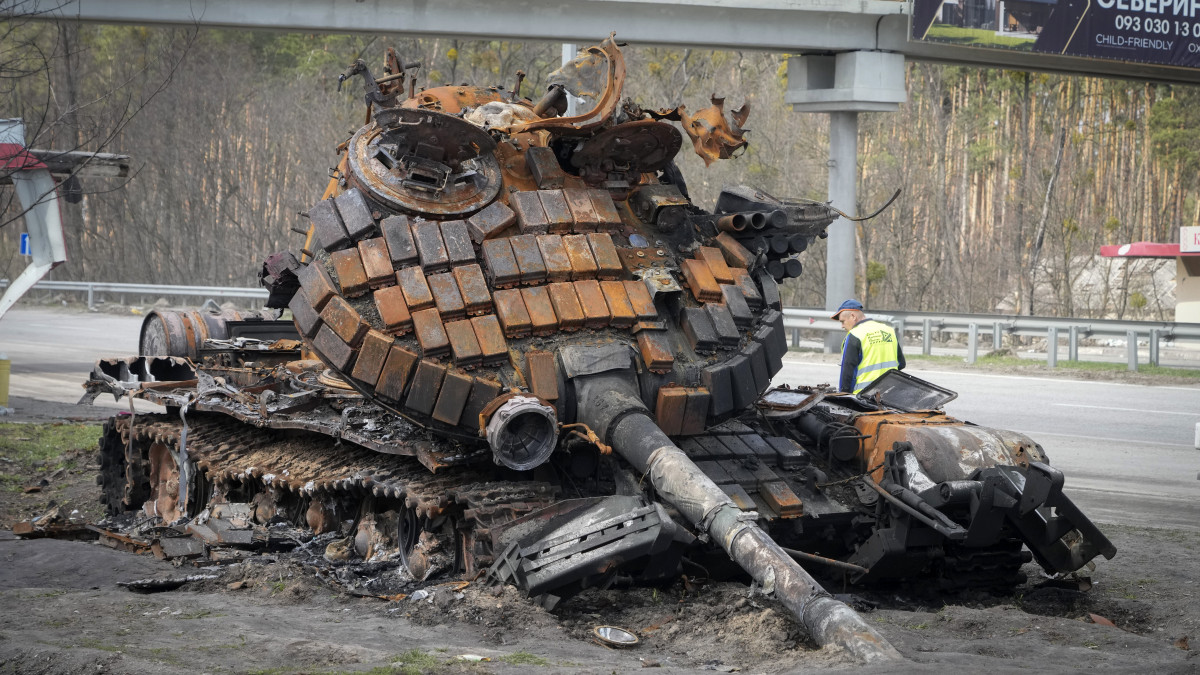 Megsemmisült orosz páncélozott harci jármű roncsa a Kijevbe vezető autópályán 2022. április 11-én.