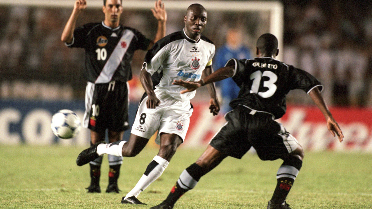Corinthians Freddy Rincon (left) knocks the ball past Vasco Da Gamas Gilberto (right)  (Photo by Matthew Ashton/EMPICS via Getty Images)
