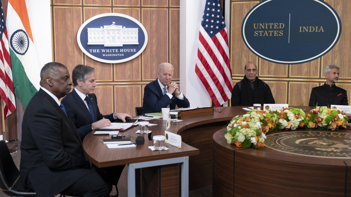 Joe Biden üzent Indiának az orosz olaj miatt
