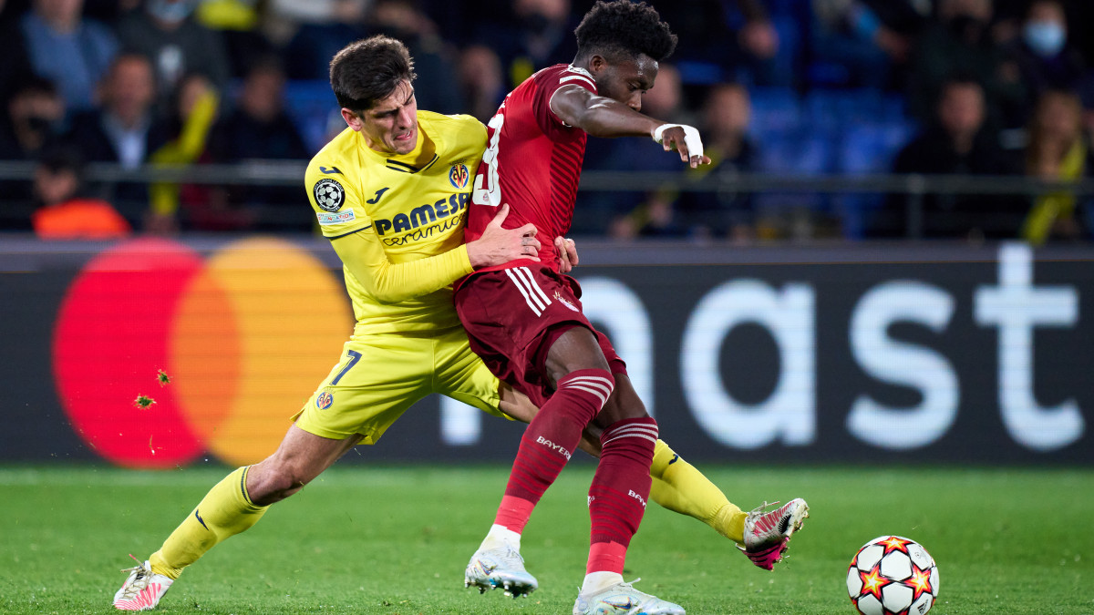 VILLARREAL, SPAIN - APRIL 06: Alphonso Davies of FC Bayern MĂźnchen is challenged by Gerard Moreno of Villarreal CF during the UEFA Champions League Quarter Final Leg One match between Villarreal CF and Bayern MĂźnchen at Estadio de la Ceramica on April 06, 2022 in Villarreal, Spain. (Photo by Alex Caparros/Getty Images)