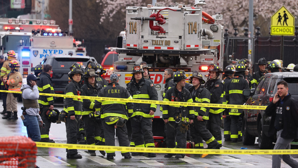 Rendőrök és tűzoltók a brooklyni 36. utcai metróállomáson elkövetett lövöldözés helyszínén 2022. április 12-én. A helyszínre füst miatt riasztott New York-i tűzoltók fel nem robbant pokolgépet találtak. A támadásban többen megsebesültek.