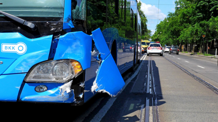 Naponta átlagos négy balesetet szenvednek el a BKV járművei