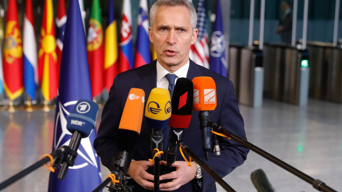 Jens Stoltenberg NATO-főtitkár sajtótájékoztatót tart Brüsszelben 2022. április 7-én, a NATO-tagországok külügyminiszterei kétnapos tanácskozásának második napján.