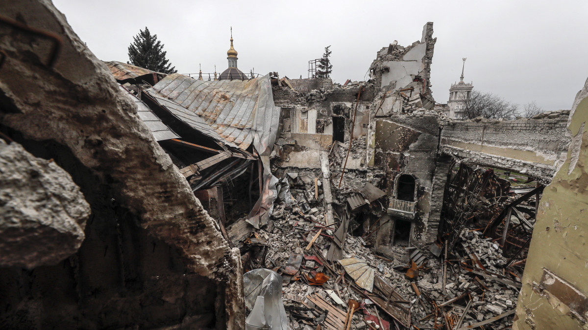 Az orosz hadsereg által szervezett sajtótúra során készített kép az orosz támadásban megsemmisült mariupoli Dráma Színház maradványairól 2022. április 12-én.