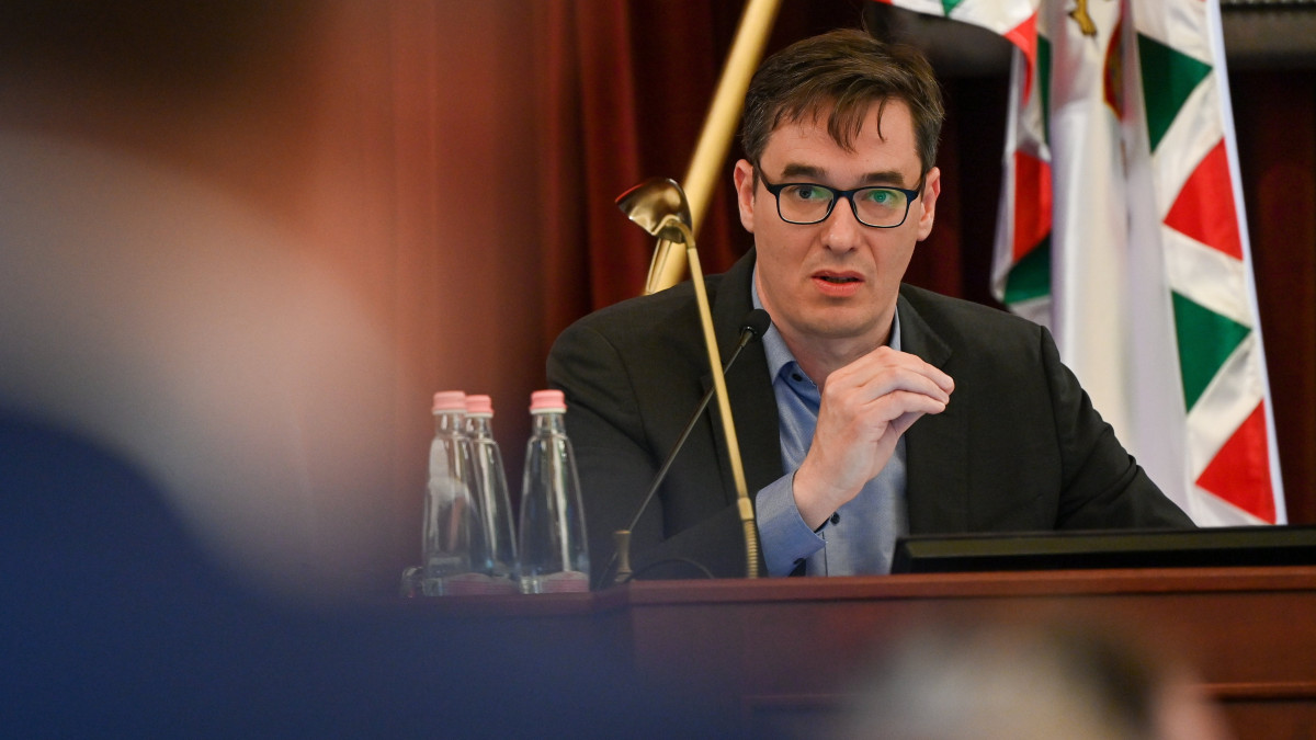 Karácsony Gergely főpolgármester felszólal a Fővárosi Közgyűlés rendkívüli ülésén a Városházán 2022. április 13-án.