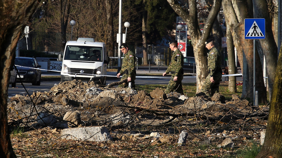 Horvát katonák egy azonosítatlan tárgy lezuhanása nyomán keletkezett kráter mellett Zágrábban 2022. március 11-én. Az Index.hr című helyi hírportál meg nem nevezett szakértőkre hivatkozva bejelentette, hogy a roncsok alapján egy feltehetően Ukrajnából elindított, TU-141 típusú szovjet hadműveleti-harcászati felderítő robotrepülőgép zuhant le a horvát főváros területén. Vlagyimir Putyin orosz elnök február 24-én rendelte el katonai művelet végrehajtását Ukrajnában.