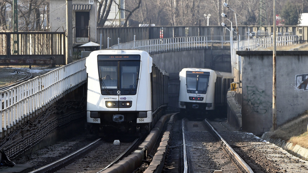 Alstom metrószerelvények a 2-es metróvonal Pillangó utcai megállójánál 2017. január 11-én.