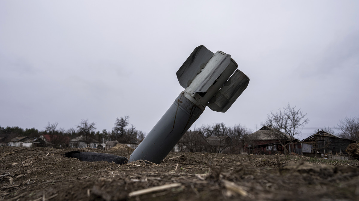 Földbe fúródott rakéta a kelet-ukrajnai Dnyipro település közelében lévő Jahidne faluban 2022. április 12-én.