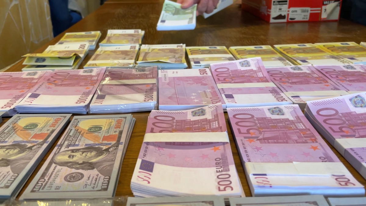 Egymilliárd forint értékű hamis eurót és dollárt rendelt külföldről – videó