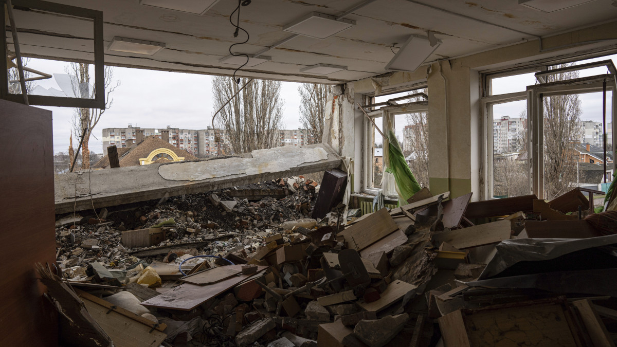 Orosz légicsapásban megrongálódott iskola egyik terme Csernyihivben 2022. április 13-án.
