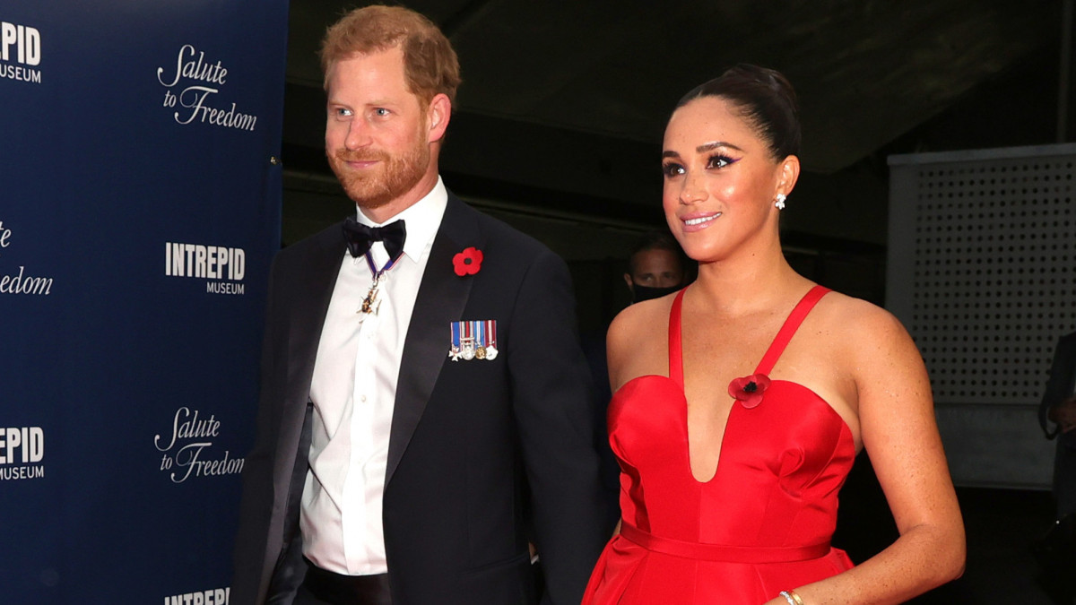 NEW YORK, NEW YORK - NOVEMBER 10: Prince Harry, Duke of Sussex and Meghan, Duchess of Sussex attend the 2021 Salute To Freedom Gala at Intrepid Sea-Air-Space Museum on November 10, 2021 in New York City. (Photo by Dia Dipasupil/Getty Images)