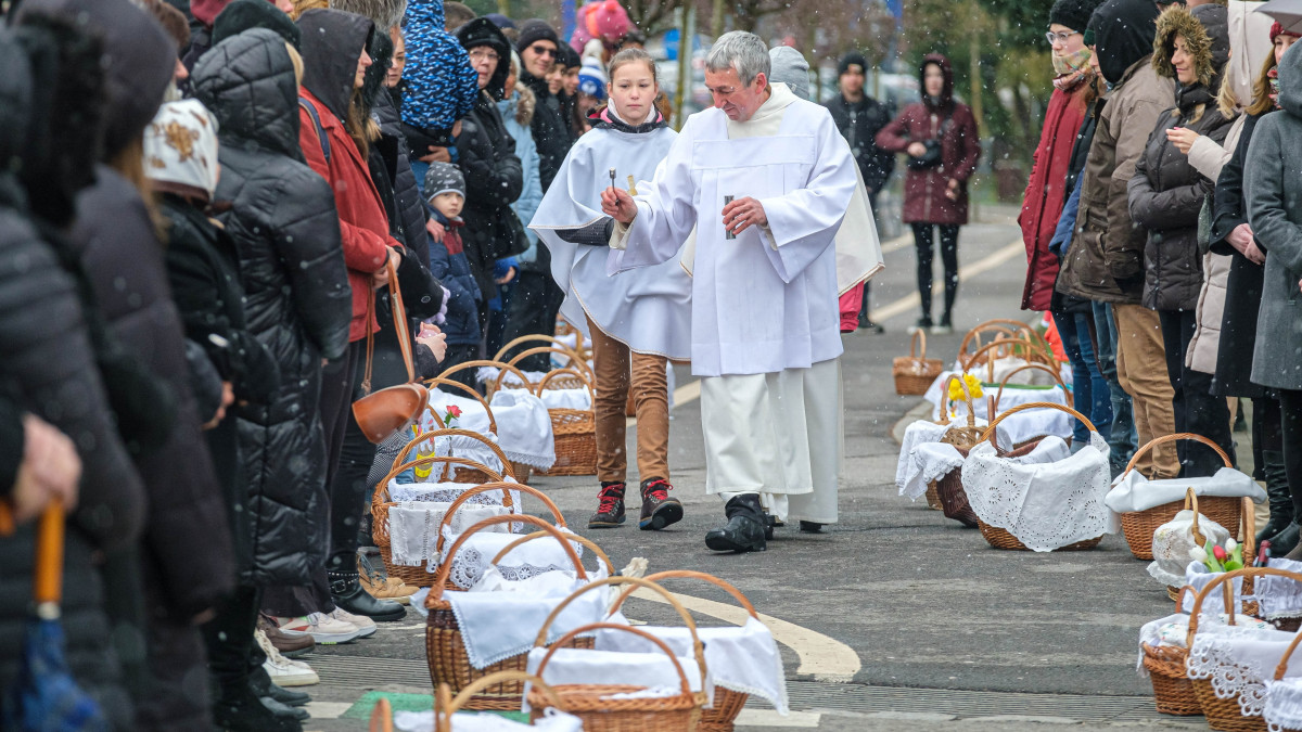 Húsvétvasárnapi ételszentelés Csíkszereda főterén 2022. április 17-én. A hagyomány szerint a katolikus hívők a húsvéti sonkára, kalácsra, tojásra és a borra kérnek áldást.