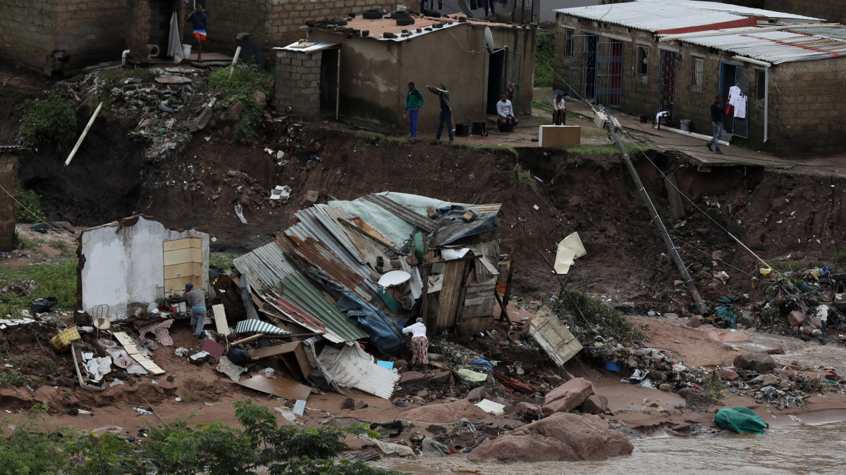Helyi lakosok nézik a pusztítás nyomait a dél-afrikai Durbanben történt áradást követően 2022. április 12-én. A heves esőzések okozta áradásokban eddig legkevesebb 45 ember vesztette életét.