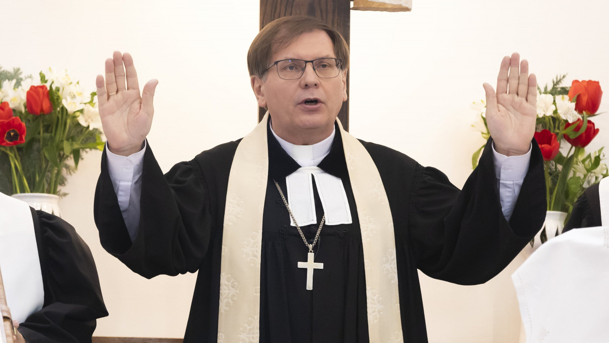 Fabiny Tamás, a Magyarországi Evangélikus Egyház elnök-püspöke a húsvétvasárnapi ünnepi istentiszteleten a Budavári Evangélikus Templomban 2022. április 17-én.