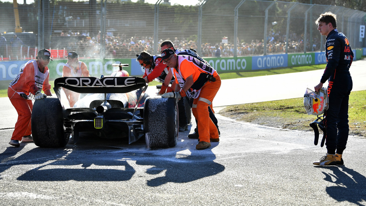 Max Verstappen, a Red Bull holland versenyzője (j) nézi, amint kitolják az autóját a Forma-1-es autós gyorsasági világbajnokság Ausztrál Nagydíján a melbourne-i pályán 2022. április 10-én.