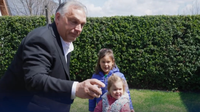Orbán Viktor elindult piros tojást szedni az unokáihoz - videó