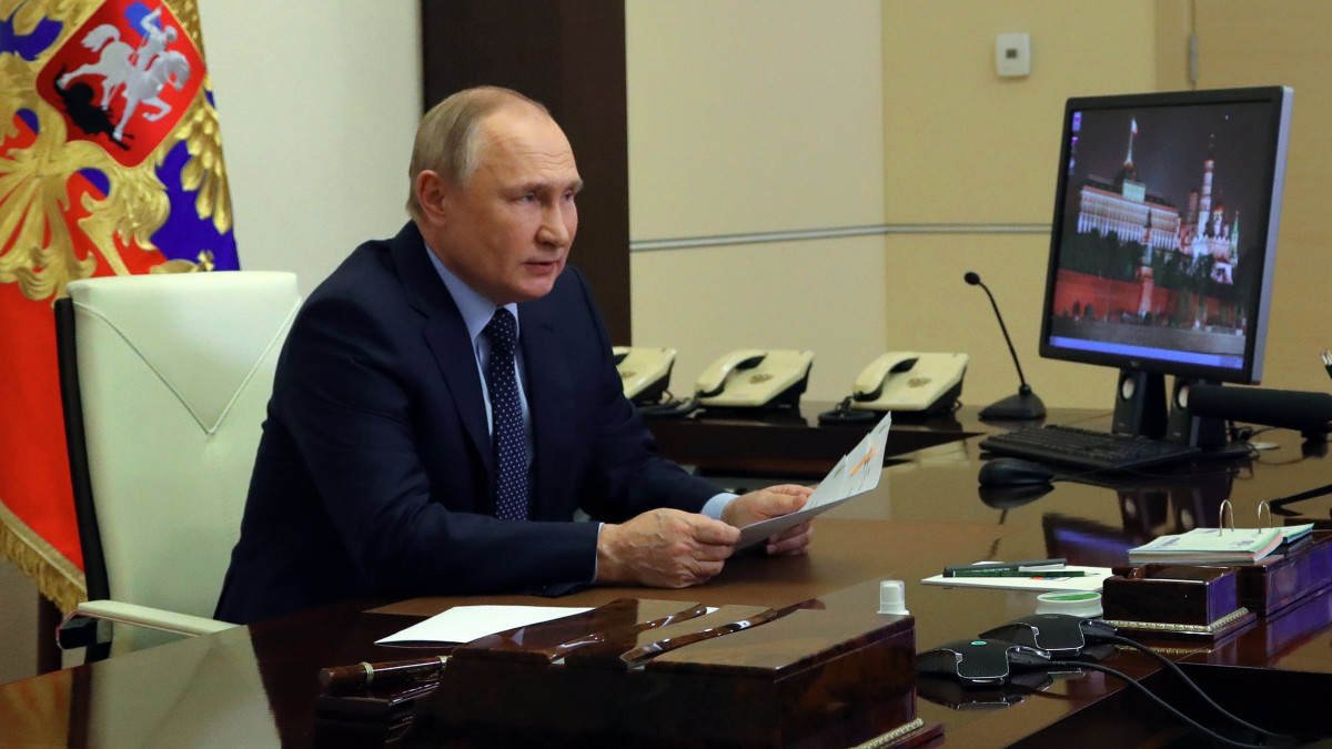 Vlagyimir Putyin orosz elnök videókonferencia keretében tárgyal az orosz biztonsági tanács tagjaival a Moszkva melletti vidéki rezidenciáján, Novo-Ogarjovóban 2022. április 15-én.