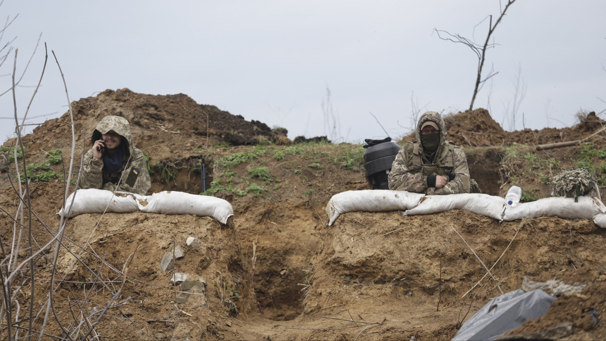 Ukrán katonák felkészülnek az orosz csapatok támadására Donyeck megyében 2022. április 18-án.