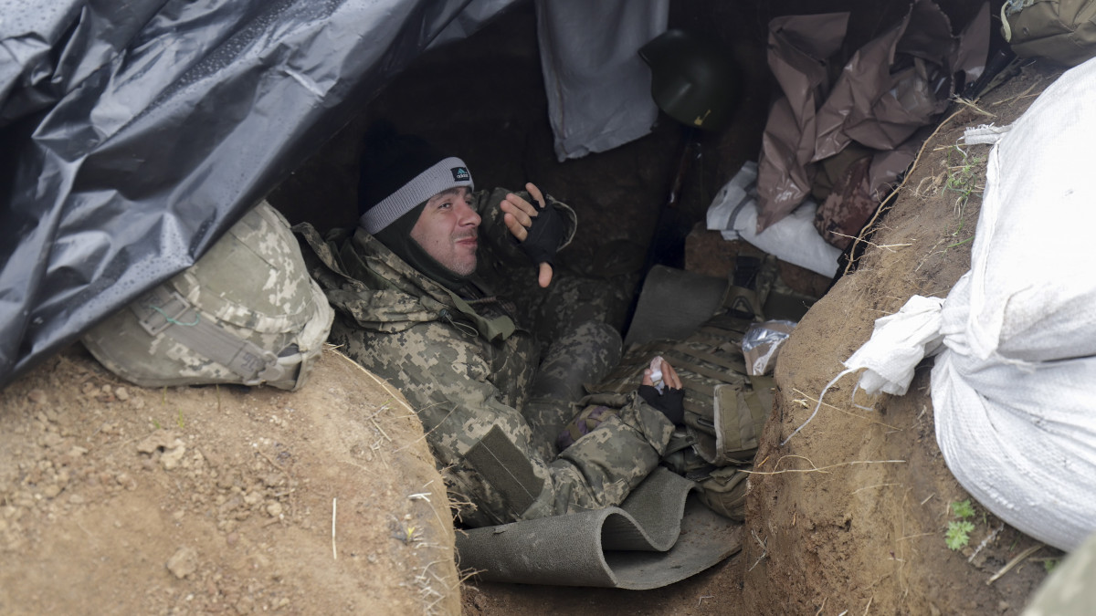 Ukrán katona pihen az orosz csapatok támadása előtt Donyeck megyében 2022. április 18-án.