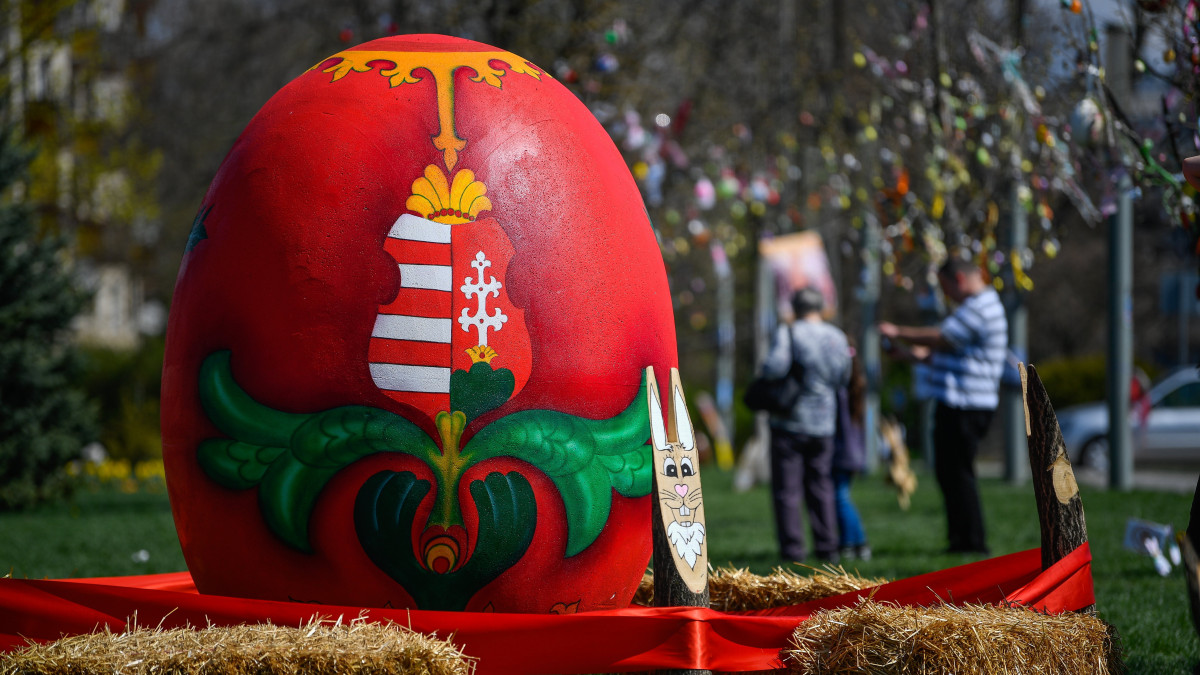 Óriástojás a hajdúszoboszlói húsvéti parkban 2022. április 12-én. A parkot képzőművészek, valamint művészeti iskolák oktatói és diákjai díszítették fel a közelgő ünnepre.