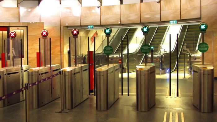 E-jegy még nem lesz, de maradnak a Deák téri beléptető kapuk a metrón