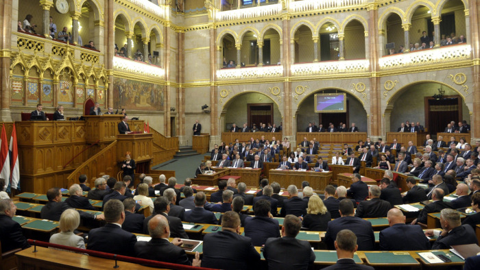 Az alaptörvény tizedik módosítására készül a kormányoldal