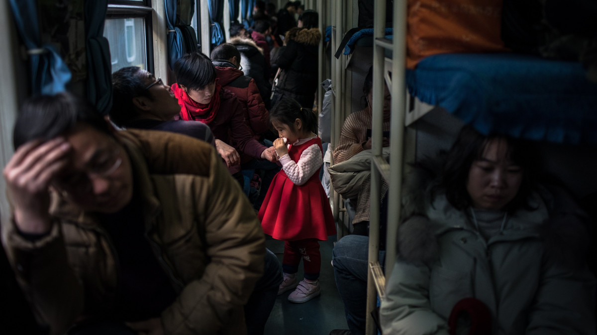 Utasok a Pekingből vidékre tartó vonatok egyikén 2019. február 1-jén, a kínai holdújév előtt négy nappal. A legnagyobb kínai ünnep előtt minden évben kínaiak százmilliói kelnek útra, hogy családjuk körében töltsék el ezt a tavaszünnepet. A holdújévvel idén az állatövek szerint jelölt tizenkét esztendő közül a disznó éve kezdődik.