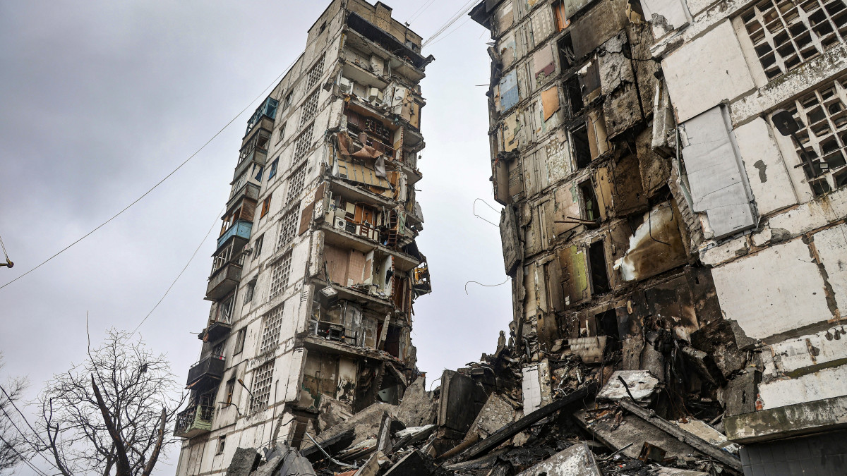 Lerombolt lakóépület romjai a délkelet-ukrajnai kikötővárosban, Mariupolban 2022. április 13-án.