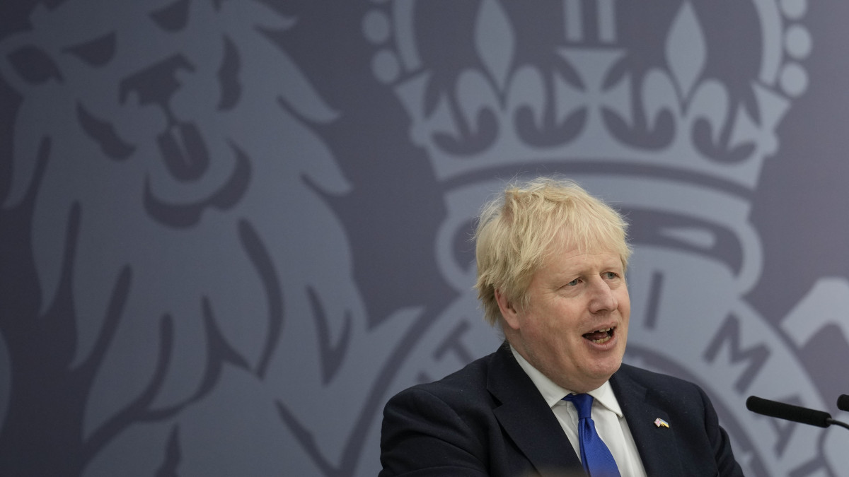 Boris Johnson brit miniszterelnök sajtótájékoztatót tart a délkelet-angliai Lydd repülőtéren 2022. április 14-én. Johnson bejelentette, hogy a brit hatóságok Ruandába telepíthetik át mindazokat, akik a brit határt illegálisan átlépve próbálnak bejutni Nagy-Britanniába. London új migrációs és gazdasági fejlesztési egyezményt kötött Ruanda kormányával. E megállapodás alapján mindazokat, akik illegálisan lépnek be brit területre, a brit hatóságok áttelepíthetik a közép-afrikai országba.