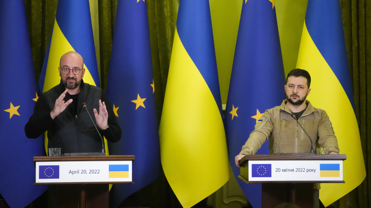 Charles Michel, az Európai Tanács elnöke (b) és Volodimir Zelenszkij ukrán elnök sajtótájékoztatót tart Kijevben 2022. április 20-án.