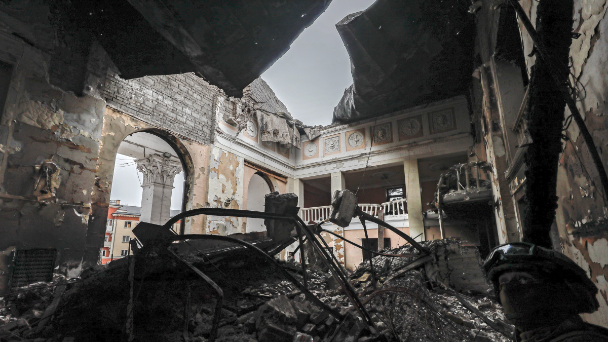 Az orosz hadsereg által szervezett sajtótúra során készített kép egy orosz katonáról az orosz támadásban megsemmisült mariupoli Dráma Színház épületének romjai között 2022. április 12-én.