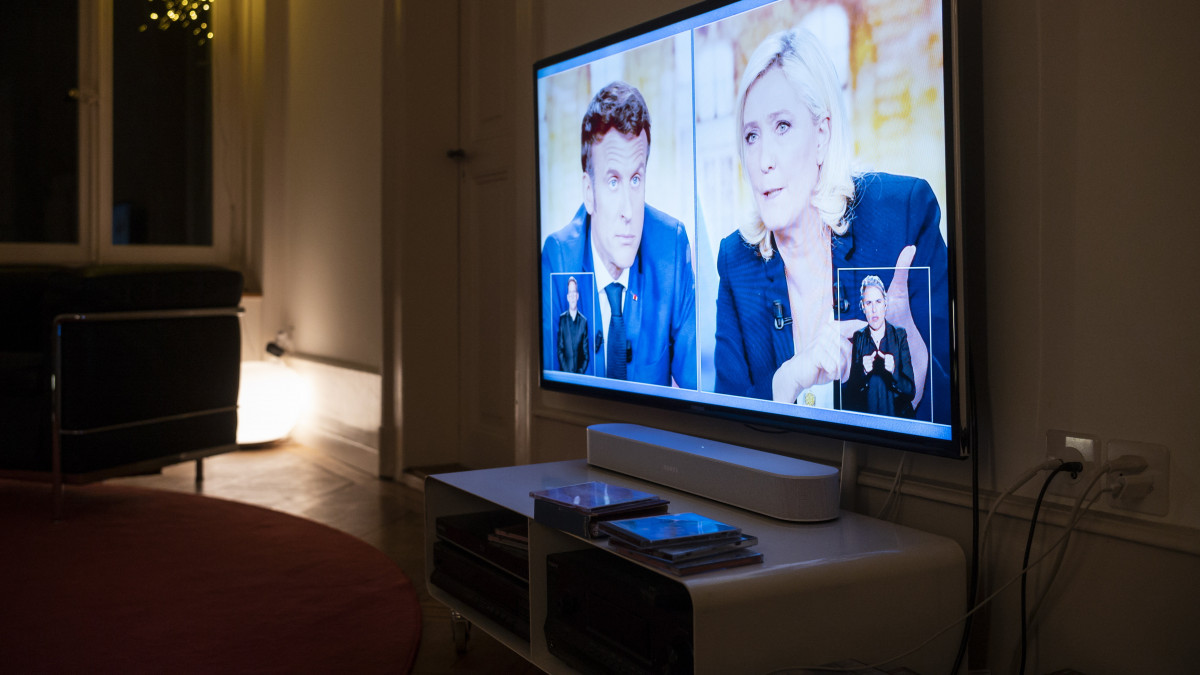 Emmanuel Macron francia elnök (b) és Marine Le Pen, a francia ellenzéki Nemzeti Tömörülés párt vezetőjének elnökjelöltek televíziós vitája egy berni lakásban 2022. április 20-án, négy nappal a francia elnökválasztás második fordulója előtt.