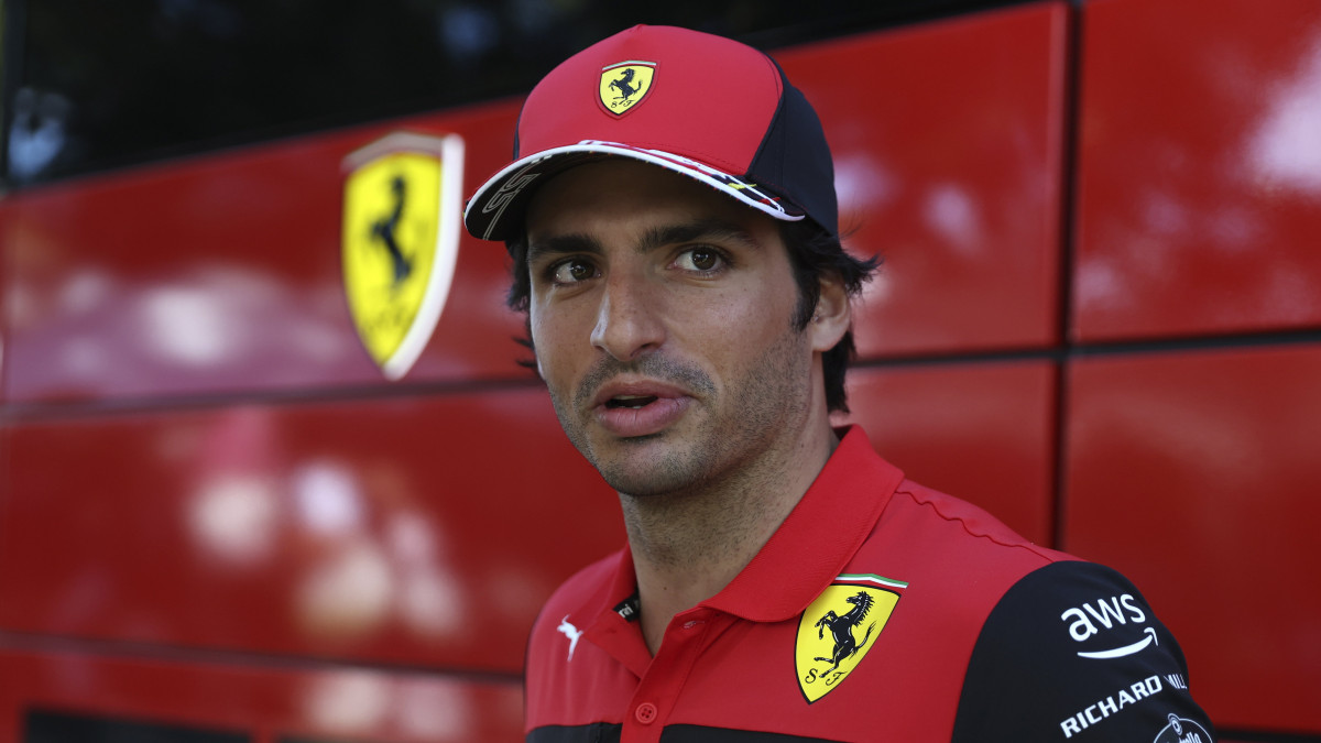 Carlos Sainz, a Ferrari spanyol versenyzője érkezik a Forma-1-es autós gyorsasági világbajnokság Ausztrál Nagydíjának otthont adó melbourne-i pályára 2022. április 7-én. A futamot április 10-én rendezik.