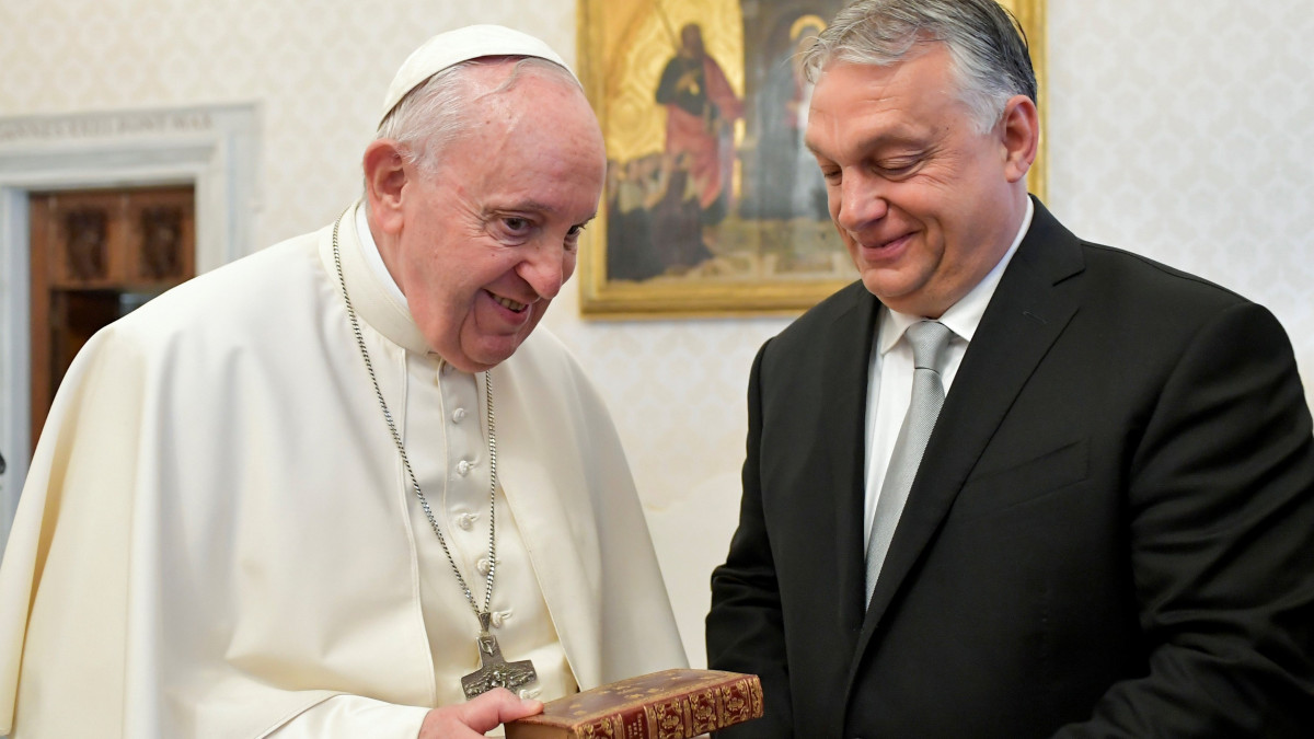 A Vatikáni Média által közreadott képen Ferenc pápa (b) magánkihallgatáson fogadja Orbán Viktor miniszterelnököt a Vatikánban 2022. április 21-én. Az április 3-i parlamenti választás óta a kormányfő első hivatalos útja a vatikáni látogatás.
