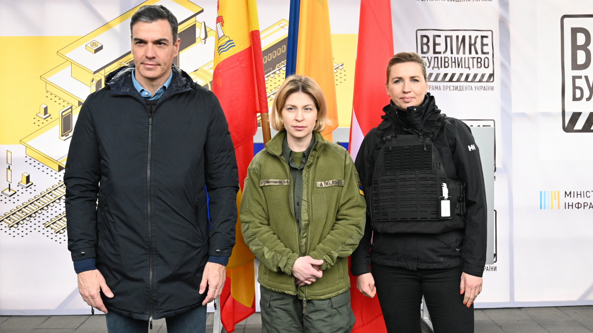 A spanyol miniszterelnök sajtóirodája által közreadott képen Pedro Sánchez spanyol (b) és Mette Frederiksen dán kormányfőt (j) fogadja Olga Sztefanisina ukrán miniszterelnök-helyettes Kijevben 2022. április 21-én.