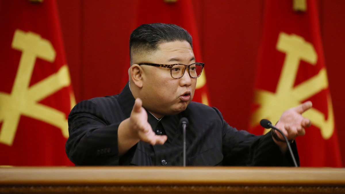 A KCNA észak-koreai állami hírügynökség által közreadott képen Kim Dzsong Un elsőszámú észak-koreai vezető, a Koreai Munkapárt főtitkára beszél a párt központi bizottság ülésének negyedik napján Phenjanban 2021. június 18-án.