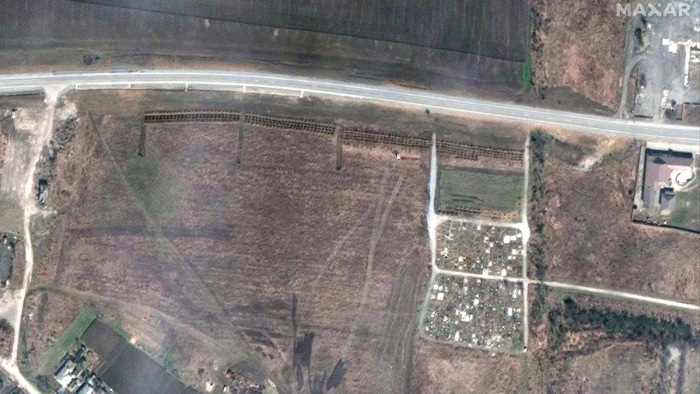 Műholdfelvétel bizonyíthatja a Mariupol közeli hatalmas tömegsírt