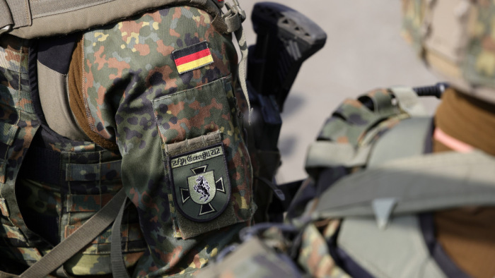 Vita robbant ki Németországban az általános hadkötelezettség visszaállításáról